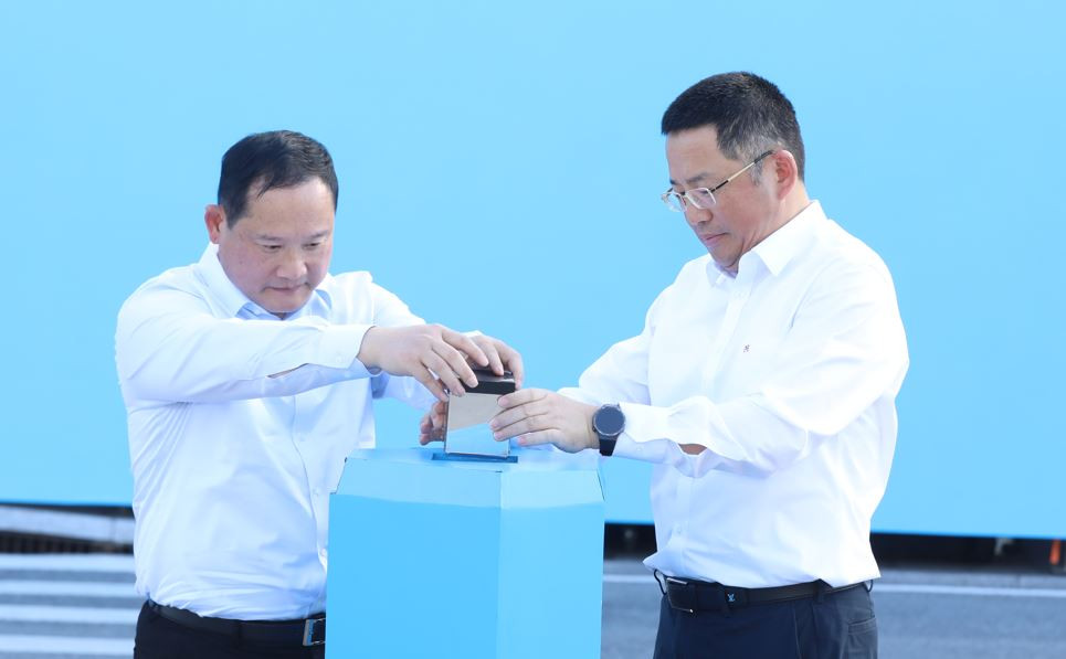 Chairman Mr Liang Linhe And Eve Energy Ceo Mr Liu Jianhua
