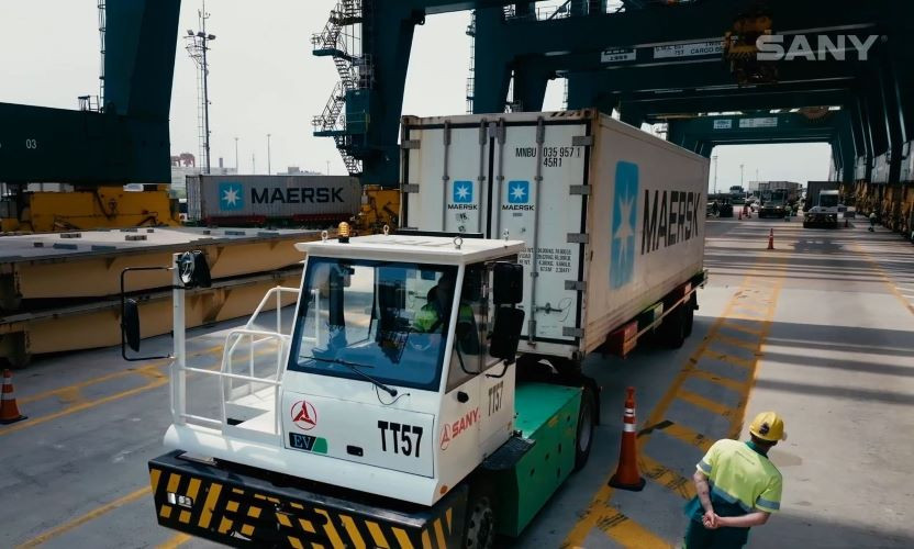 kikötői terminál vontató konténerek szállítása közben