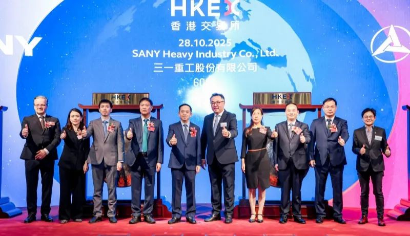 tőzsdei ceremónia a HKEX-ben, kormányzati tisztviselők, üzleti partnerek, pénzintézetek és a SANY felső vezetése részvételével