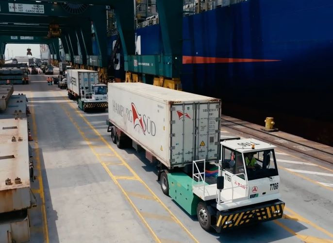 kikötői terminál vontató munka közben